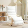 Fauteuil chaise longue lecture scandinave blanc Sherpa, cadre bois clair, repose-pieds réglable.