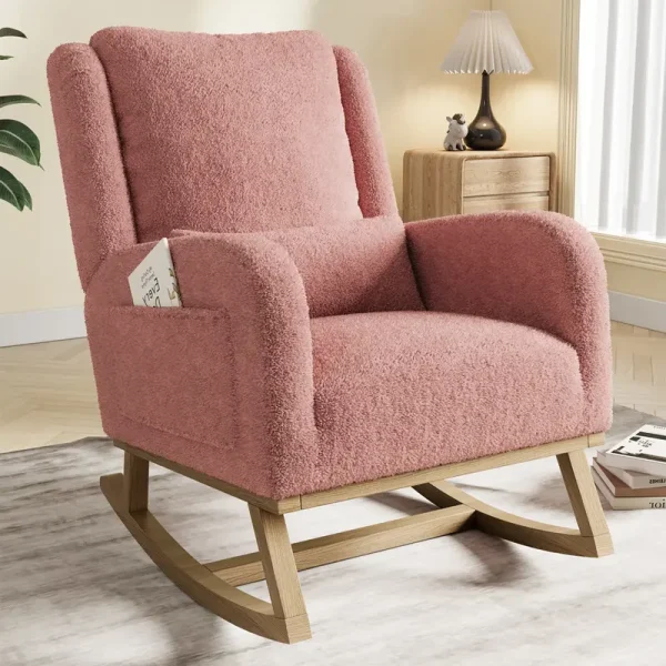 Fauteuil à bascule lecture Hygge rose poudré en velours Teddy, coussin lombaire et pieds bois massif.