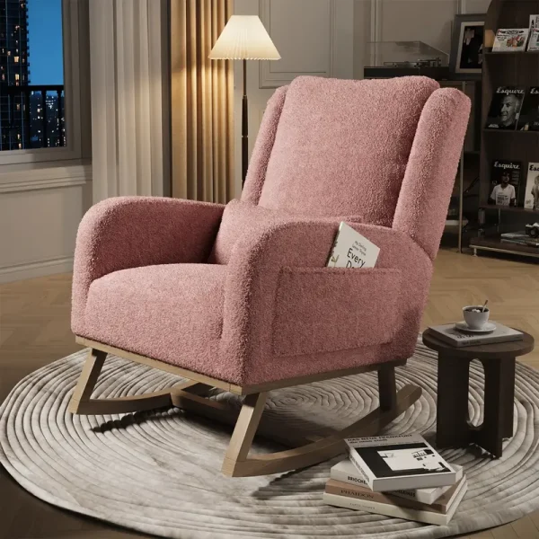 Fauteuil à bascule lecture Hygge rose poudré en velours Teddy, coussin lombaire et pieds bois massif.
