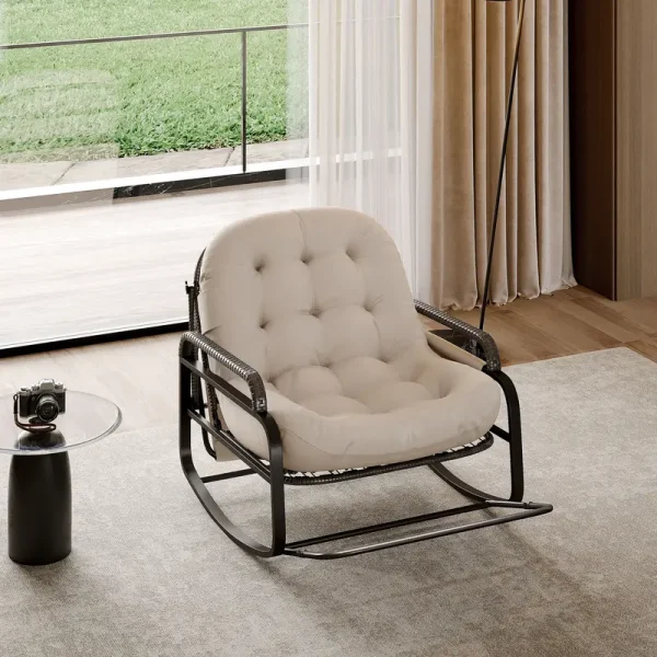 Fauteuil à bascule Comanlai avec coussin beige, cadre gris, rotin et pare-soleil réglable.