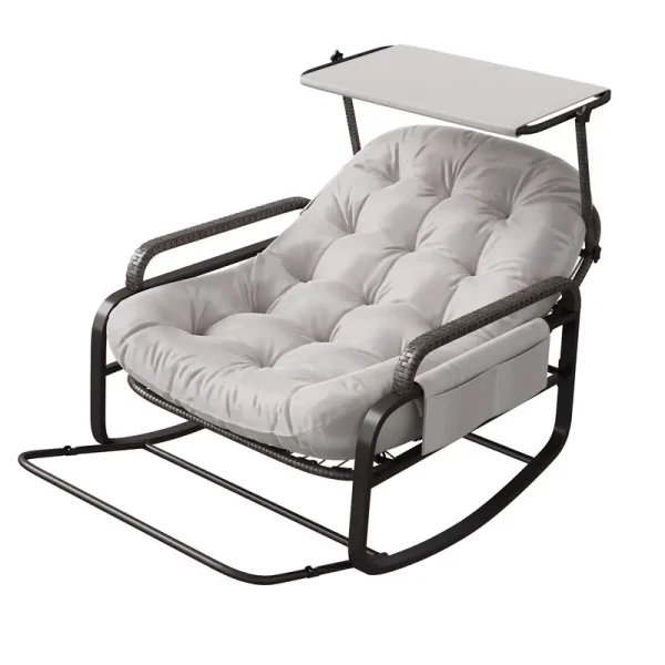 Fauteuil à bascule Comanlai avec coussin beige, cadre gris, rotin et pare-soleil réglable.