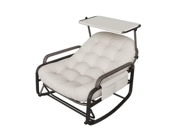 Fauteuil à bascule Comanlai avec coussin beige, cadre gris, rotin et pare-soleil réglable.