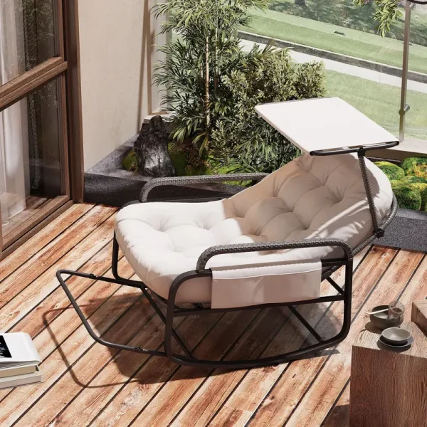 Fauteuil à bascule Comanlai avec coussin beige, cadre gris, rotin et pare-soleil réglable.