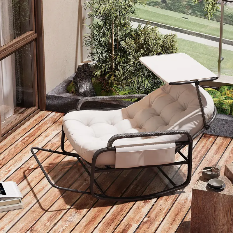 Fauteuil à bascule Comanlai avec coussin beige, cadre gris, rotin et pare-soleil réglable.